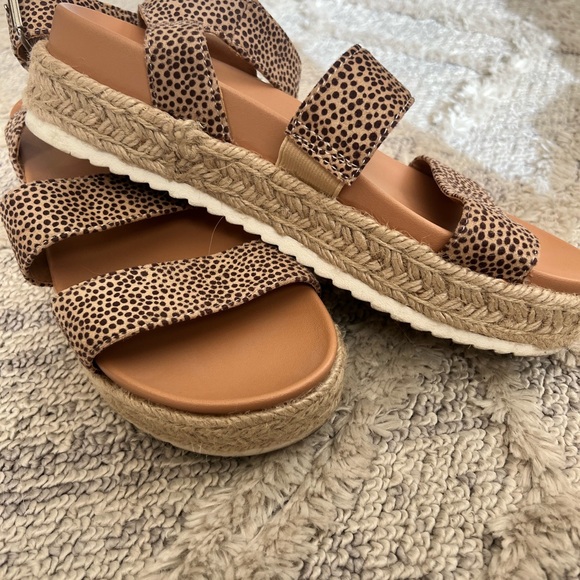 Universal Thread Tan Leopard Sandals - Picture 2 of 5